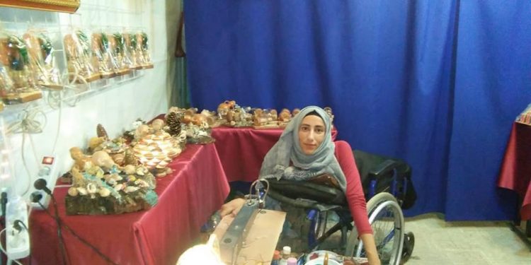 تُحف سلاف.. فتاة جزائرية تُعاند الإعاقة بالفن