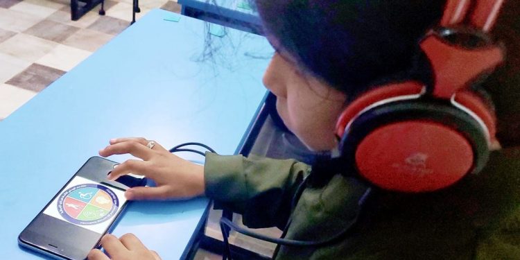 “معا نصنع الأمل” القناة التعليمية للمنهج المدرسي المسجل صوتيا للطلاب المكفوفين في اليمن