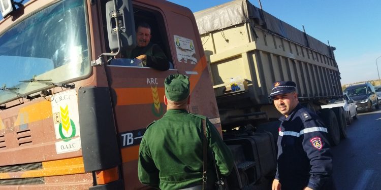 الدرك الوطني يقوم يتوزيع القصاصات حول حوادث المرور