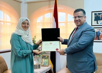 سفارة اليمن في كوالالمبور تُكرم لاعبة منتخب اليمن للصم منال الأشول