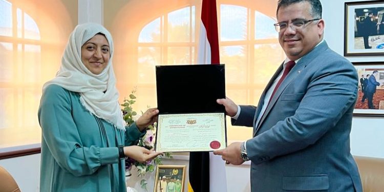 سفارة اليمن في كوالالمبور تُكرم لاعبة منتخب اليمن للصم منال الأشول