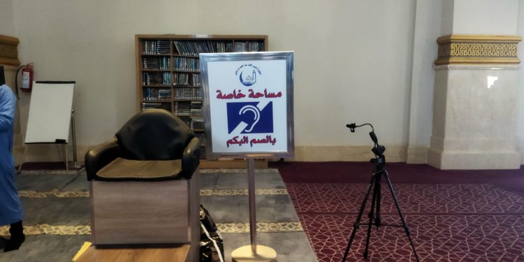 مترجم لغة الإشارة في المساجد… خطوة نحو عدالة دينية شاملة