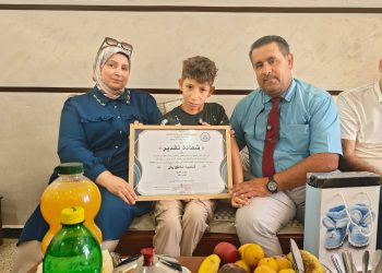 مدير التربية ومديرة النشاط الاجتماعي والتضامن يكرّمان تلميذا من ذوي الإعاقة بعد نجاحه في شهادة التعليم المتوسط
