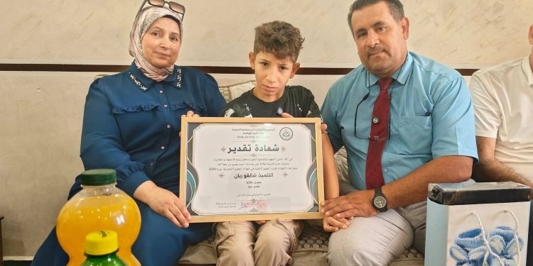 مدير التربية ومديرة النشاط الاجتماعي والتضامن يكرّمان تلميذا من ذوي الإعاقة بعد نجاحه في شهادة التعليم المتوسط